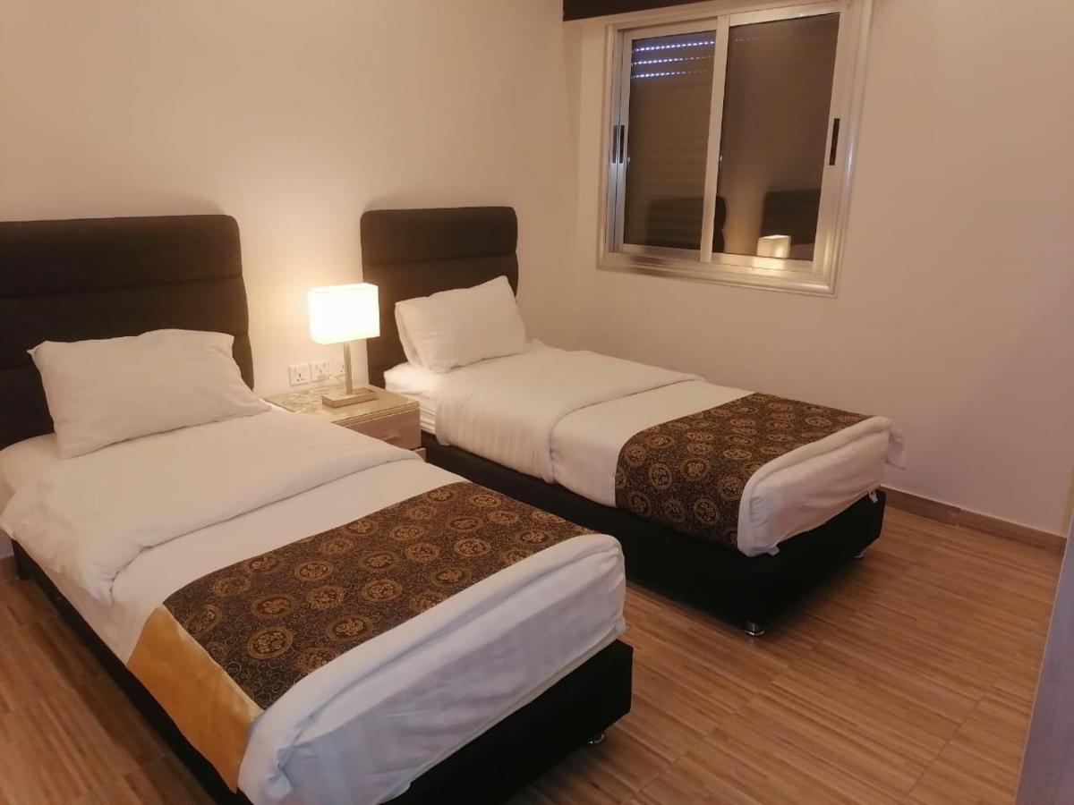 עקבה Al-Ahlam Hotel Apartments מראה חיצוני תמונה
